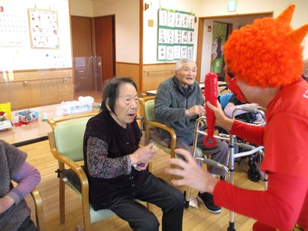 豆まきの様子④ 豆まきの様子④