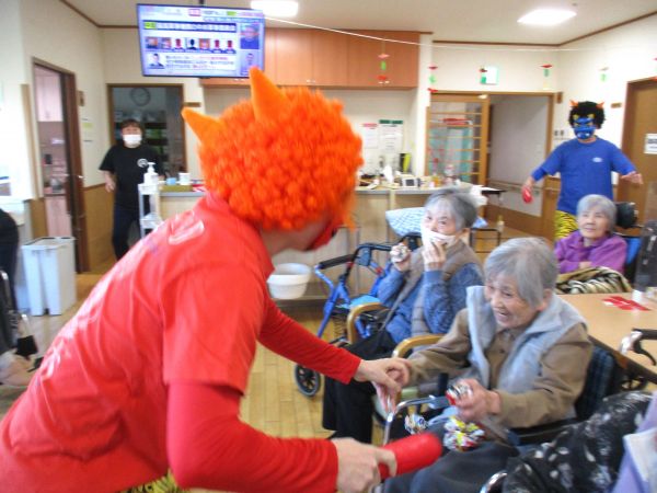 豆まきの様子① 豆まきの様子①