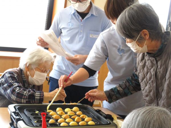 職員ベビーカステラを焼いてます② 職員ベビーカステラを焼いてます②