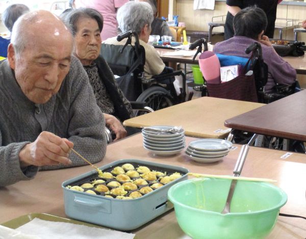 職員と一緒にベビーカステラを焼いてます③ 職員と一緒にベビーカステラを焼いてます③