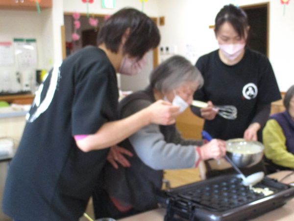 職員と一緒にベビーカステラを焼いてます➀ 職員と一緒にベビーカステラを焼いてます➀